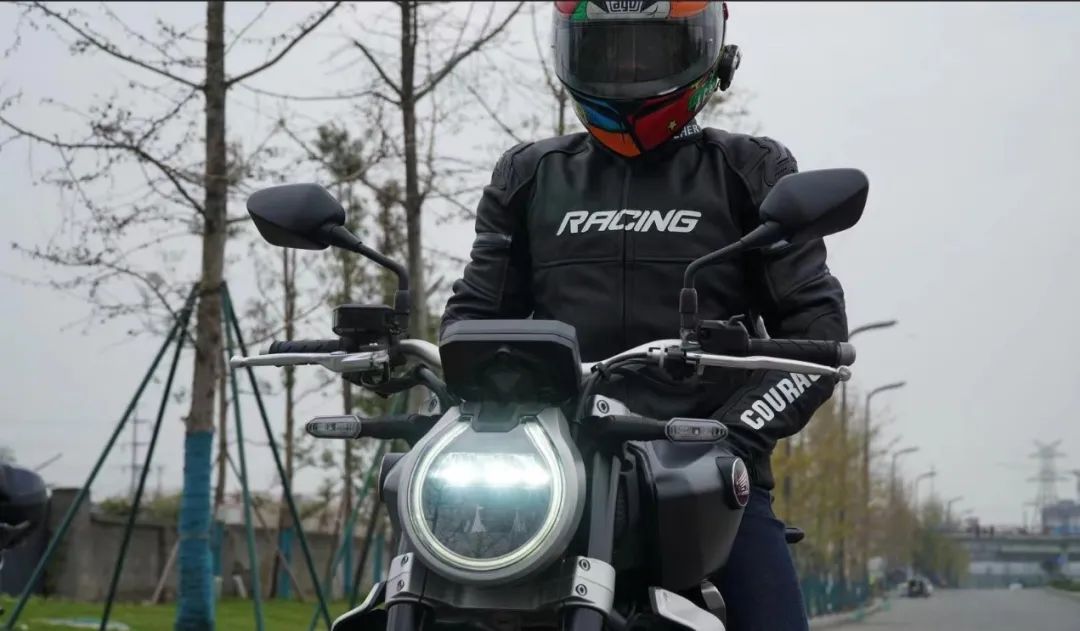 飞儿骑行服对比雷翅骑行服,飞儿黑金骑行服