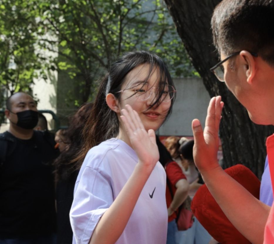 高考进行时这些画面令人动容,今天高考加油的图片