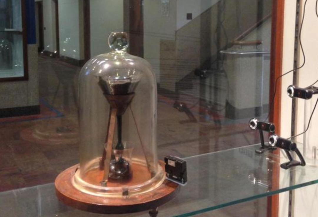 进行了100多年的沥青滴漏实验,沥青滴漏实验滴落瞬间