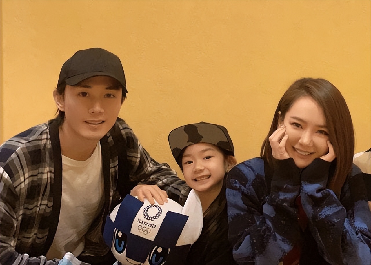 待产的戚薇公开假货事件进展，下个月生二胎，老公忙着录3档综艺