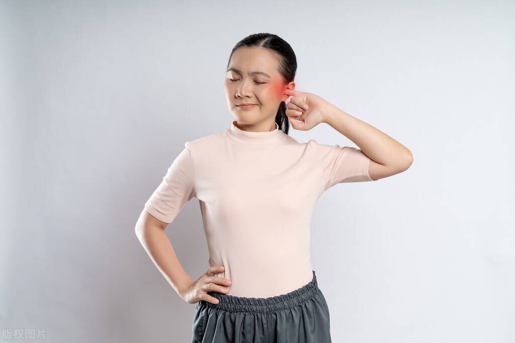 耳朵里太痒了掏出来臭臭的东西,耳朵里痒一掏就流水是什么原因