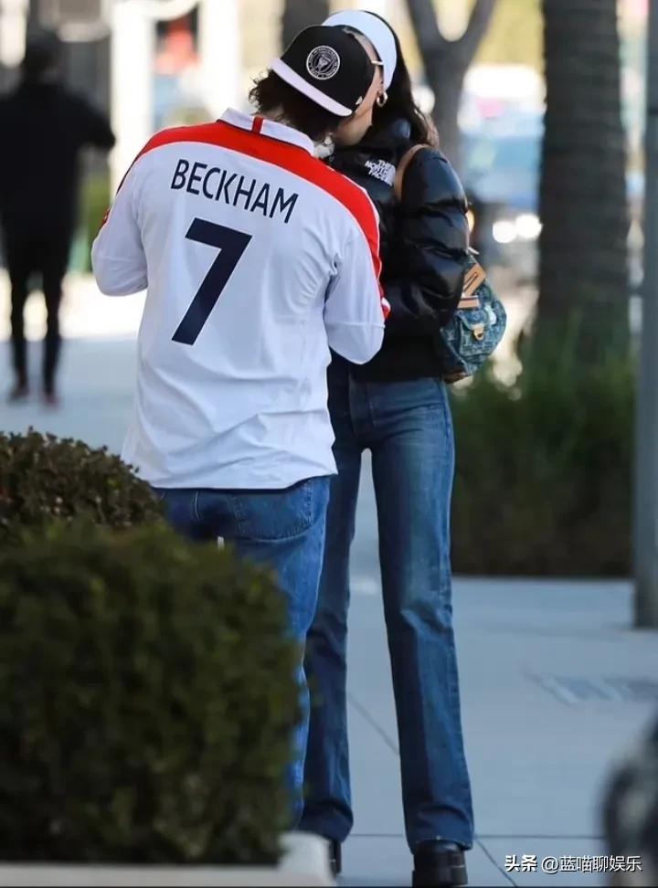 大布穿着贝克汉姆的旧英格兰足球衫和妮可拉甜蜜外出，帅气迷人
