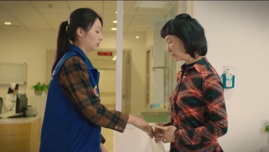 关于华语电影中的女性叙事的研究，并以毕业作品《花儿》为例