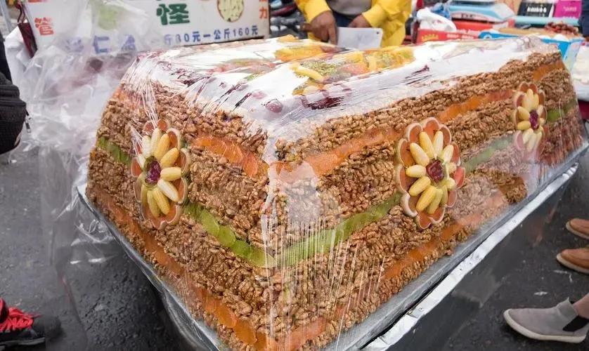 男子买一斤切糕老板却切四斤,一男子买天价切糕