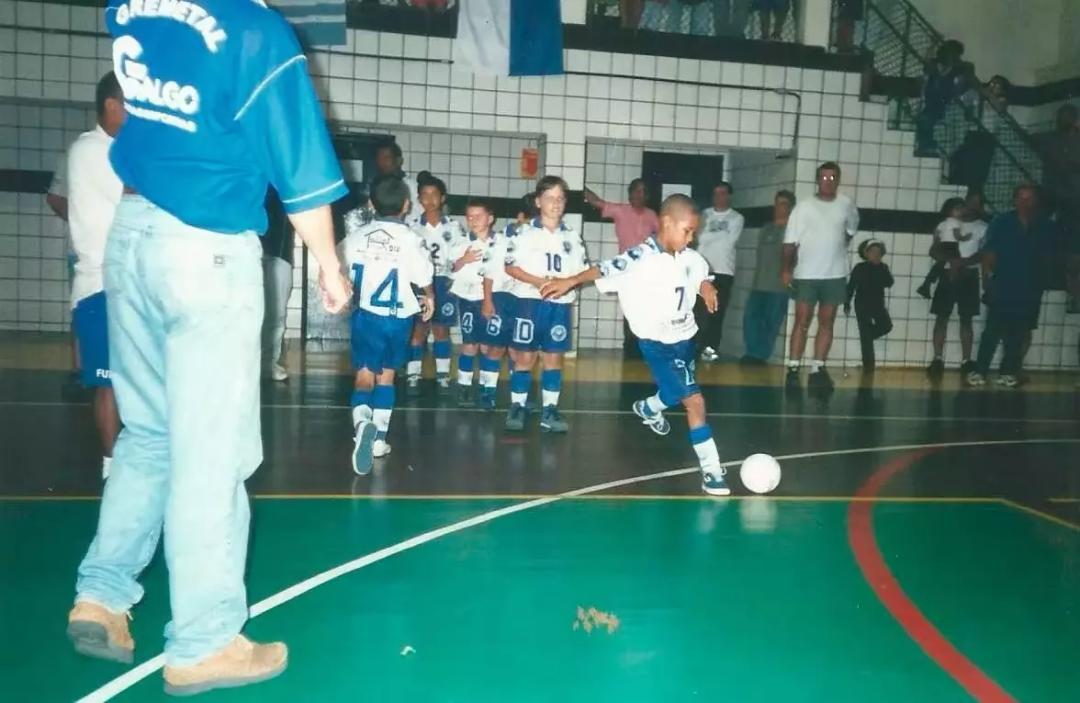 巴西17岁足球天才横空出世,巴西贫民窟励志小伙