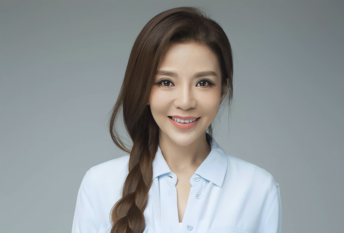 央视名嘴娶了“央广同事”，如今恩爱19年，一家三口生活幸福