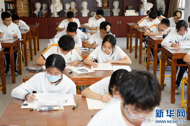 新华网|在悦纳中发展,在静心中成长——专访北京市宣武外国语实验学校校长朱利