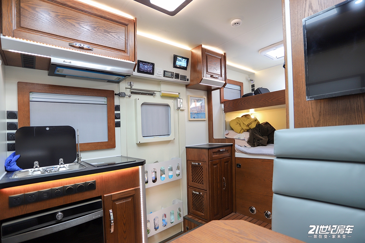 重卡房车和轻卡房车对比,大型皮卡房车对比重卡房车