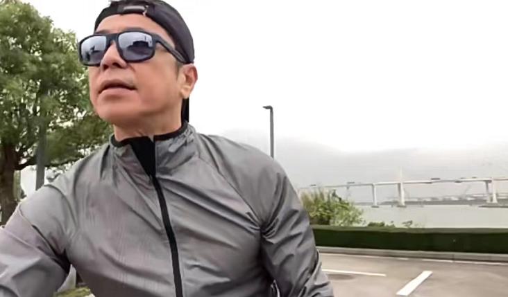 59岁张耀扬自驾游澳门！须发皆白仍有型，边骑单车边玩手机引担忧