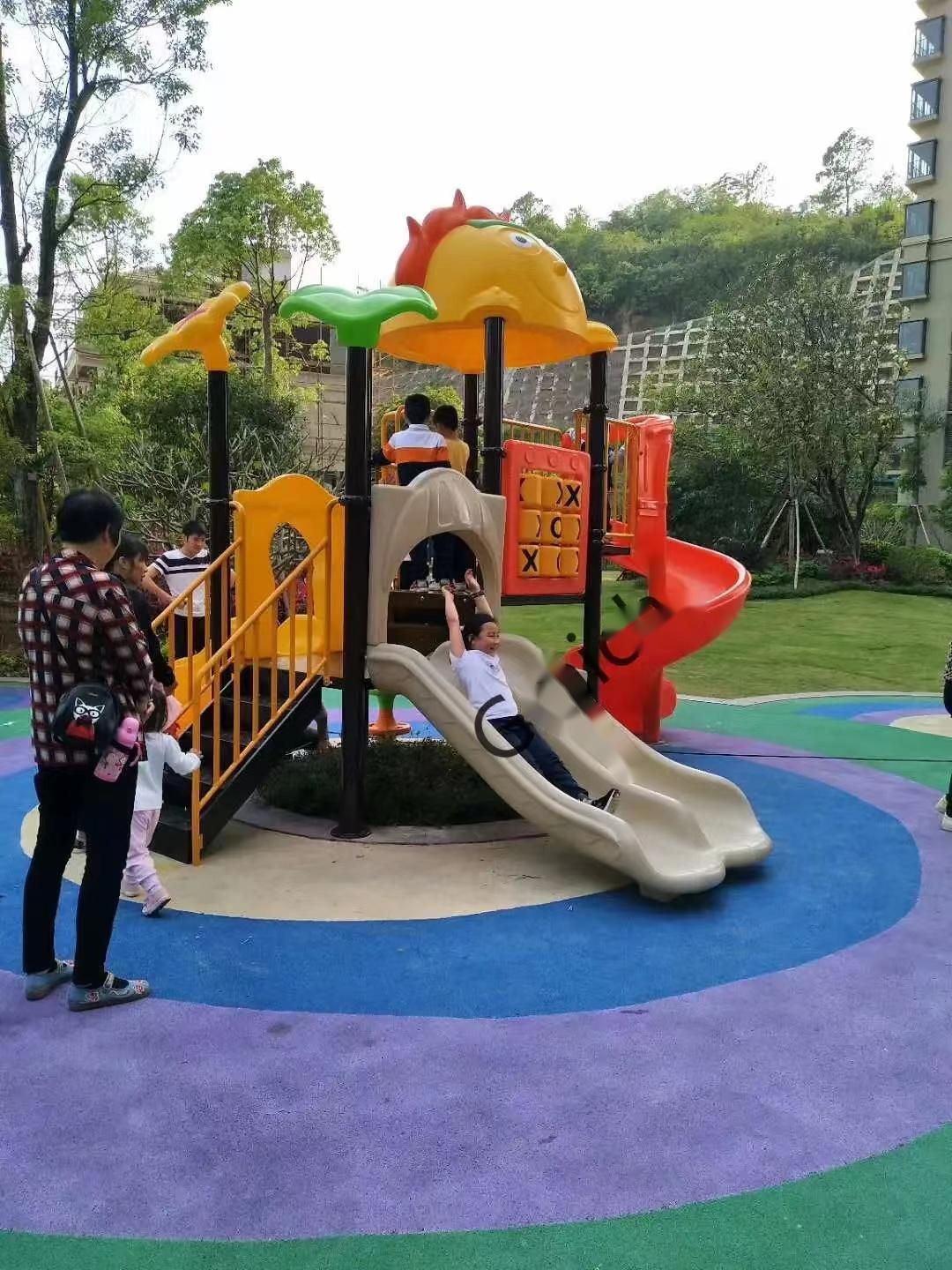 女子自费买儿童滑梯被邻居滑倒,小区滑滑梯损坏摔伤孩子谁的责任