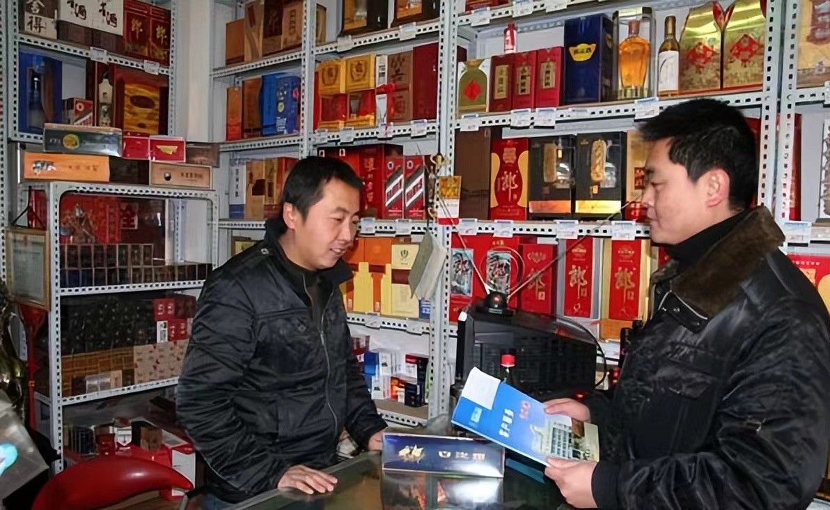 路边烟酒店靠什么赚钱,生意非常惨淡的烟酒店怎么生存的