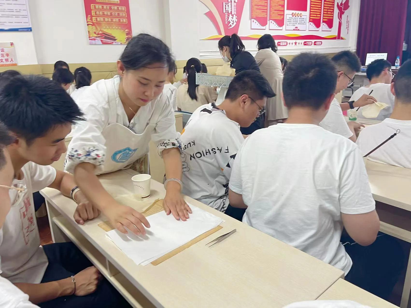 昆明师专附中读书日看书修书装书总动员