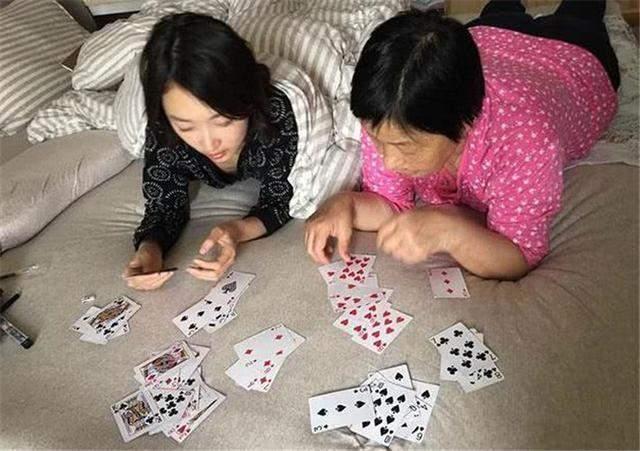 周冬雨现实,没有颜值没身材周冬雨为何如此红