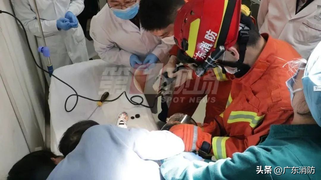 萌娃头被卡求助消防,萌娃卡住消防员