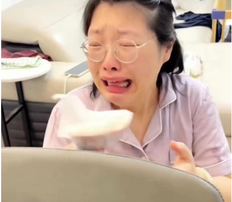 宝妈收到包包痛哭,宝妈因为几十块钱哭