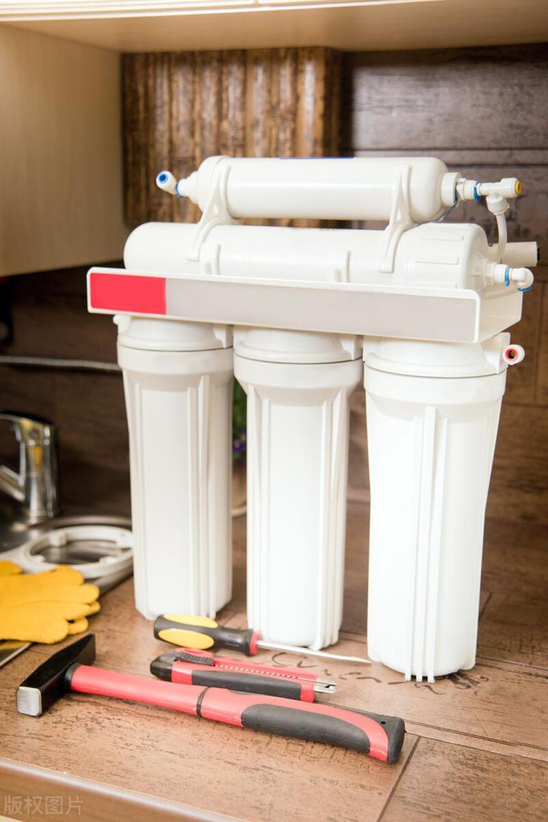 净水器如何选购才能不踩坑 (净水器市场的伪神话与真猫腻)