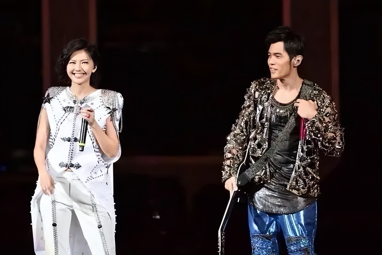 王心凌一个喷嚏炸翻全网,王心凌爆火芒果台被整懵