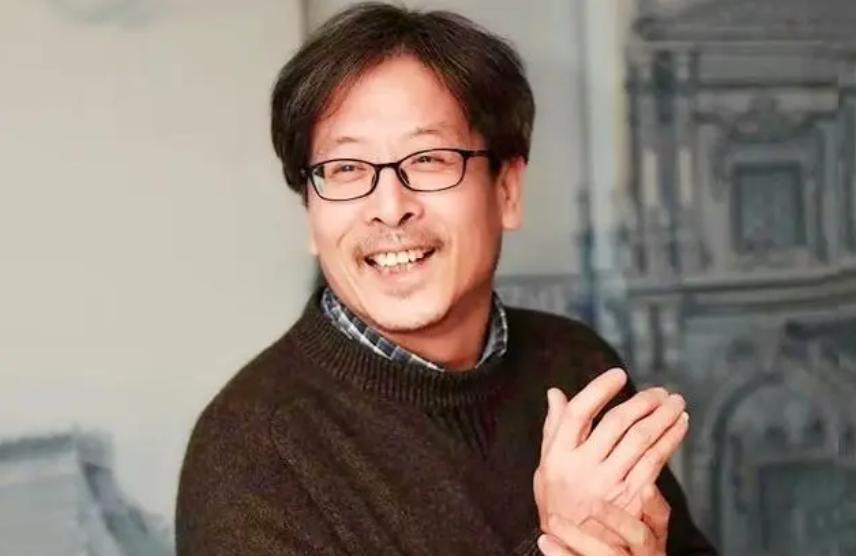 冷军画2个破旧发动机，横着放卖198万，竖着放卖了1897万，值吗？