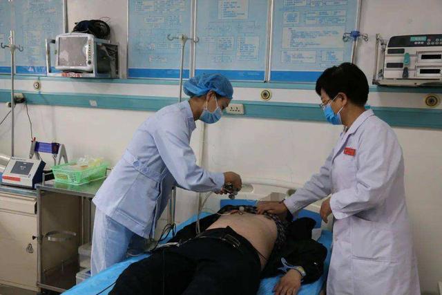 胸痛去医院做心电图正常,男子喝酒腹痛急诊