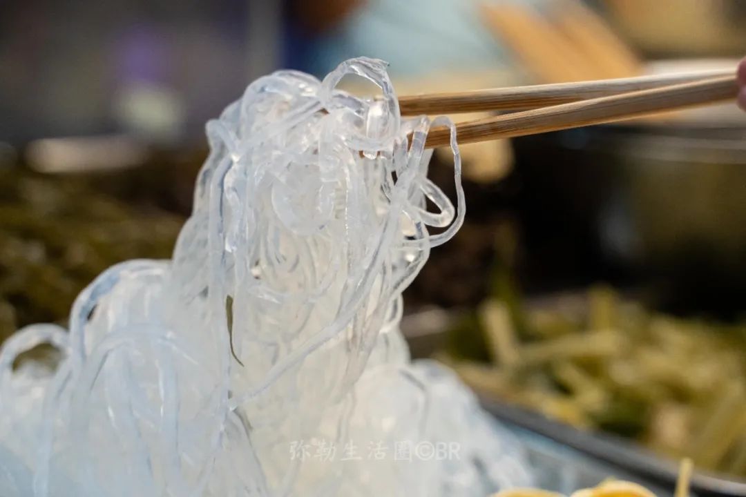 红河州有个“凉菜西施”，4㎡的小摊火了15年，一个月能卖10吨菜