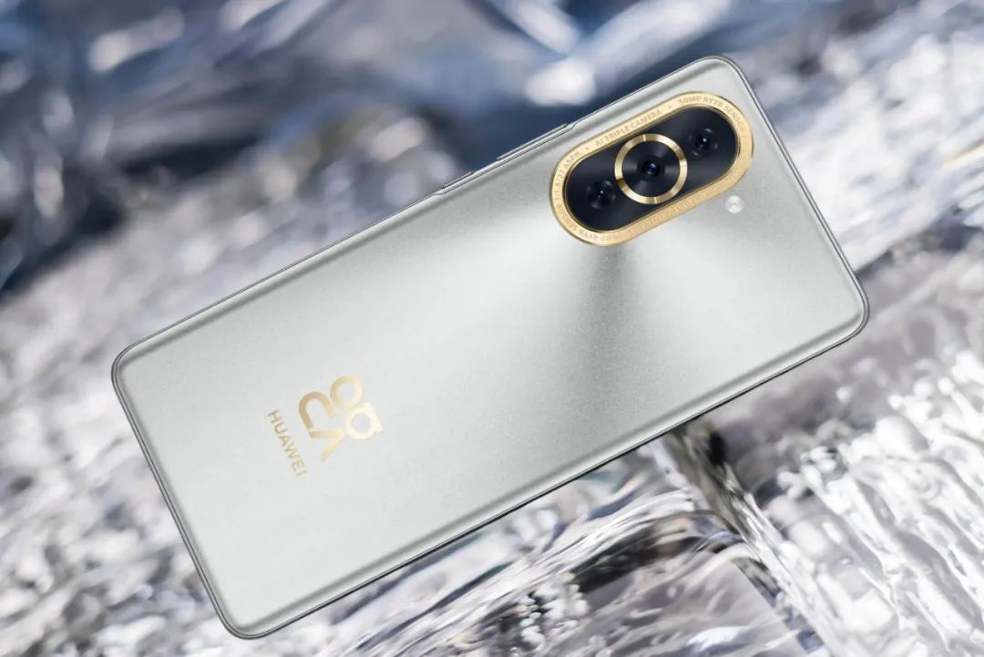 目前依旧值得入手的三款华为手机,华为手机价格高的哪一款好用点