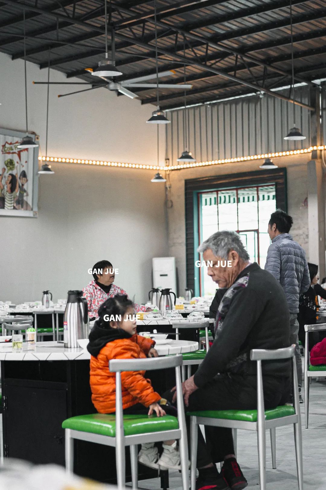 “搞什么，这大排档开到9点，老板就叫我走？”