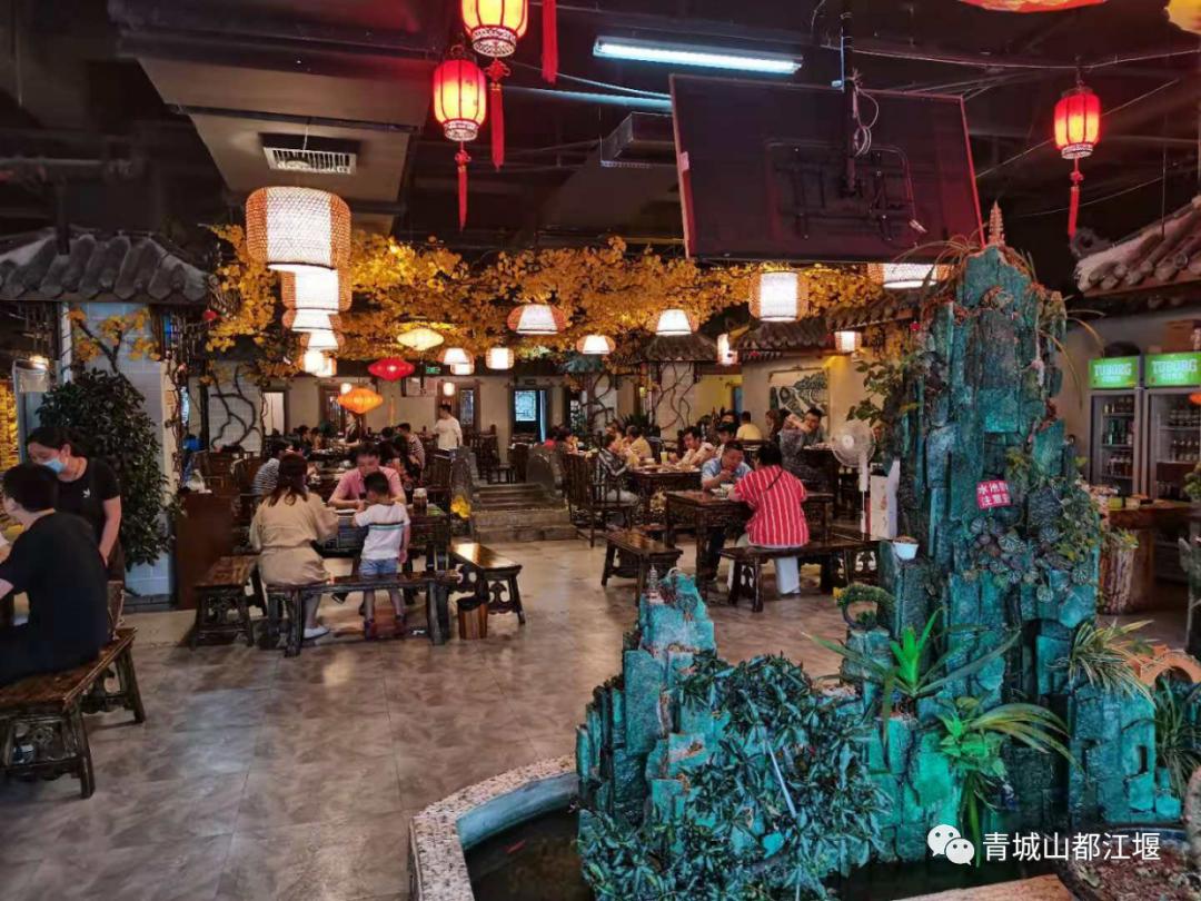 来都江堰的山间溪畔赴一场“好食光”！青山间的火锅店、花园里的小食堂......赏景美食两不误~