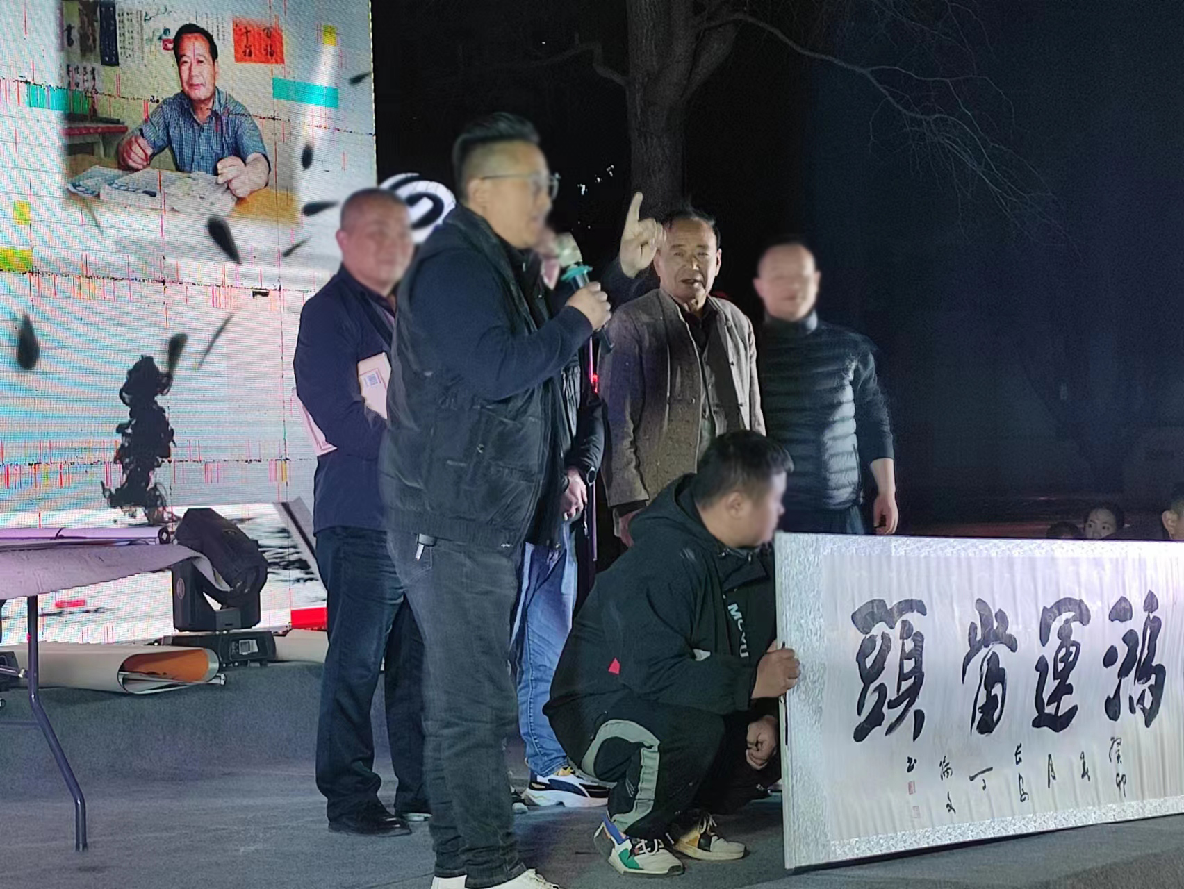 好好的一场马路“公益演出”，怎么就变成文化作品拍卖了？