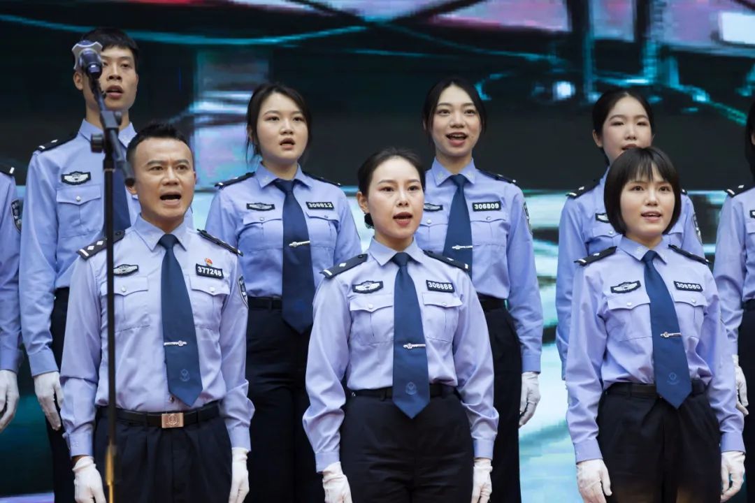 以深情的歌声向党的生日献礼,嘹亮的歌声向党献礼