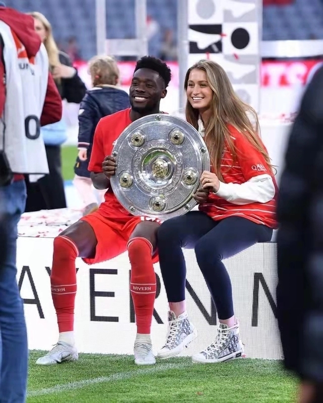 盘点世界杯的球王太太团,世界杯32强当家球星