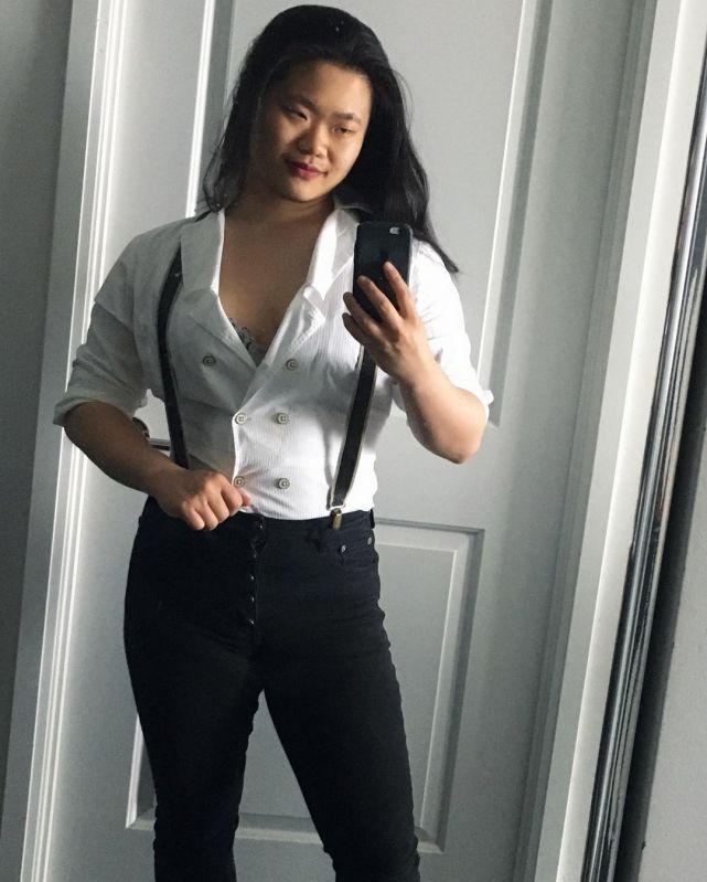 毕福剑女儿撞脸小岳岳！罕晒照留长发打扮很女人，身材壮硕太男人