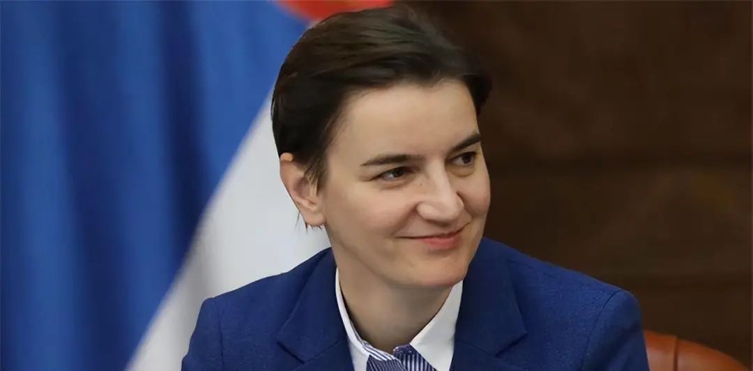 塞尔维亚女总理，比男人还帅气，和同性太太秀恩爱，靠试管生儿子