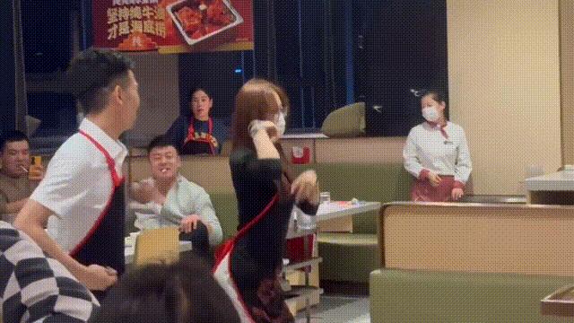 妹子注意点吧，你这姿势太不雅观了，在公共场合还是收敛点吧。