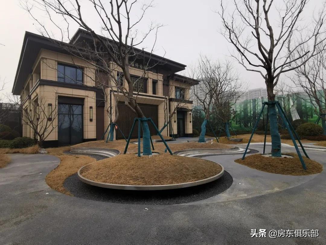 蓝是一道光，业主心发慌：蓝光来郑3年半，还是蓝莲花吗？