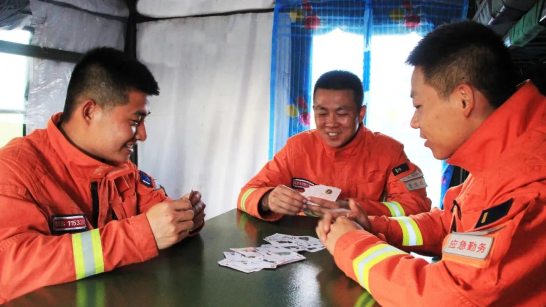 野外驻训体能训练,实战训练铸精兵真枪实弹练本领