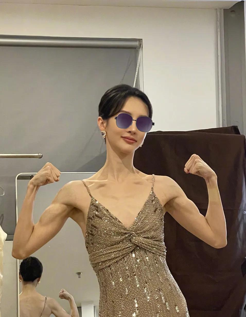 金晨锻炼时穿的什么衣服,金晨发布运动照露腹肌实力抢镜