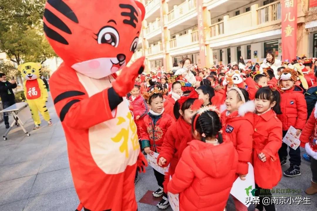南京市长江路小学一年级开展“畅畅笑笑”乐评园活动