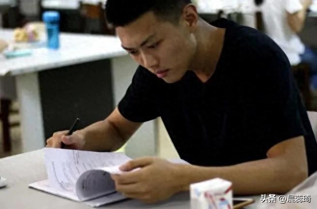 北大“唯喵喵”系，一人请假，全校放假，十多个教授教一个学生