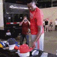 “是小蛇出了轨，还是青蛙劈了腿？”这是现实版的美杜莎？哈哈