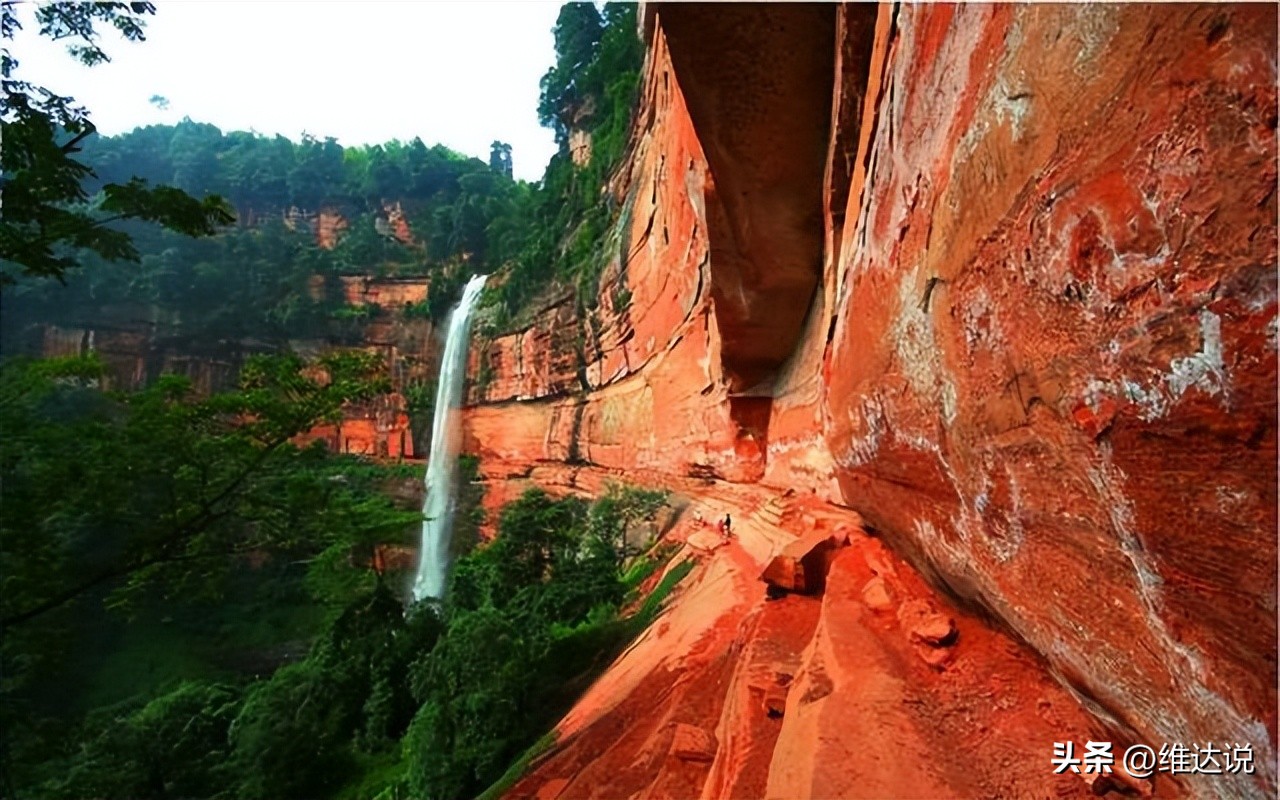 茅台镇是中国著名的酱香酒发源地,茅台镇第一大酒厂