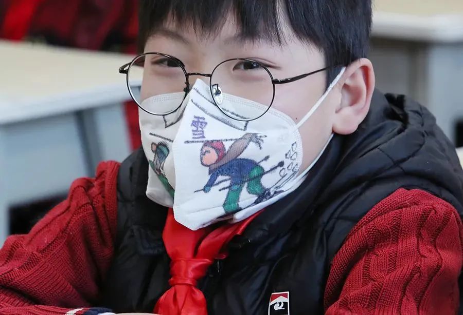 开学季校园展示打卡,开学啦冰墩墩小学生积极向上图片