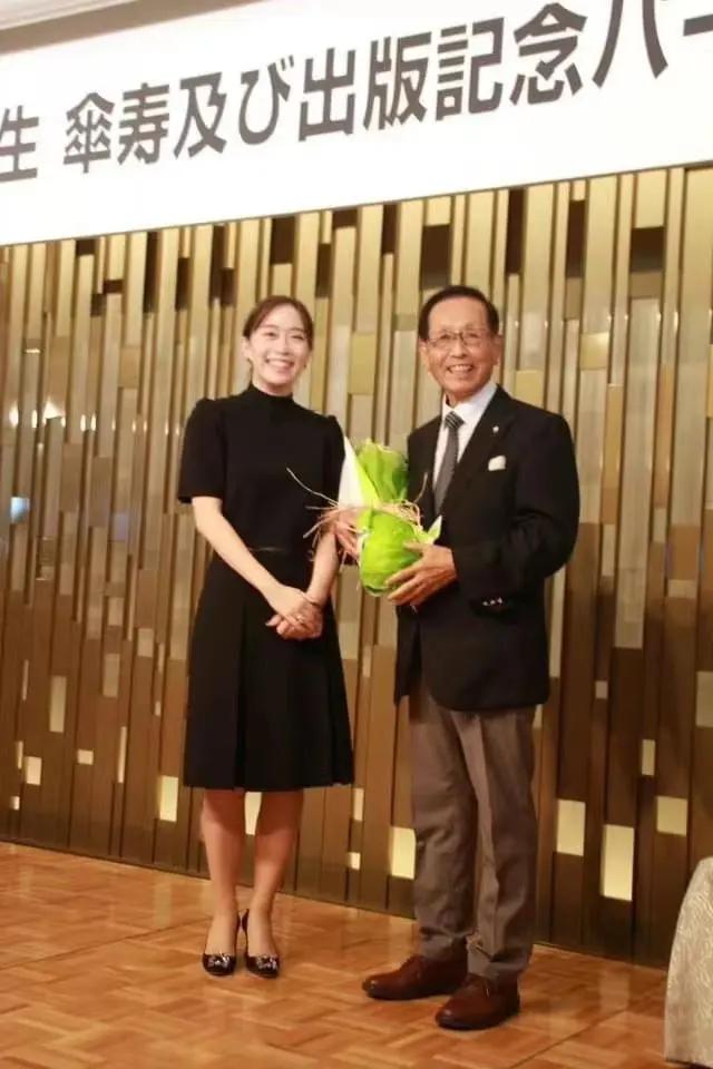 石川佳纯拥抱邱建新,石川佳纯趴在乒乓球上