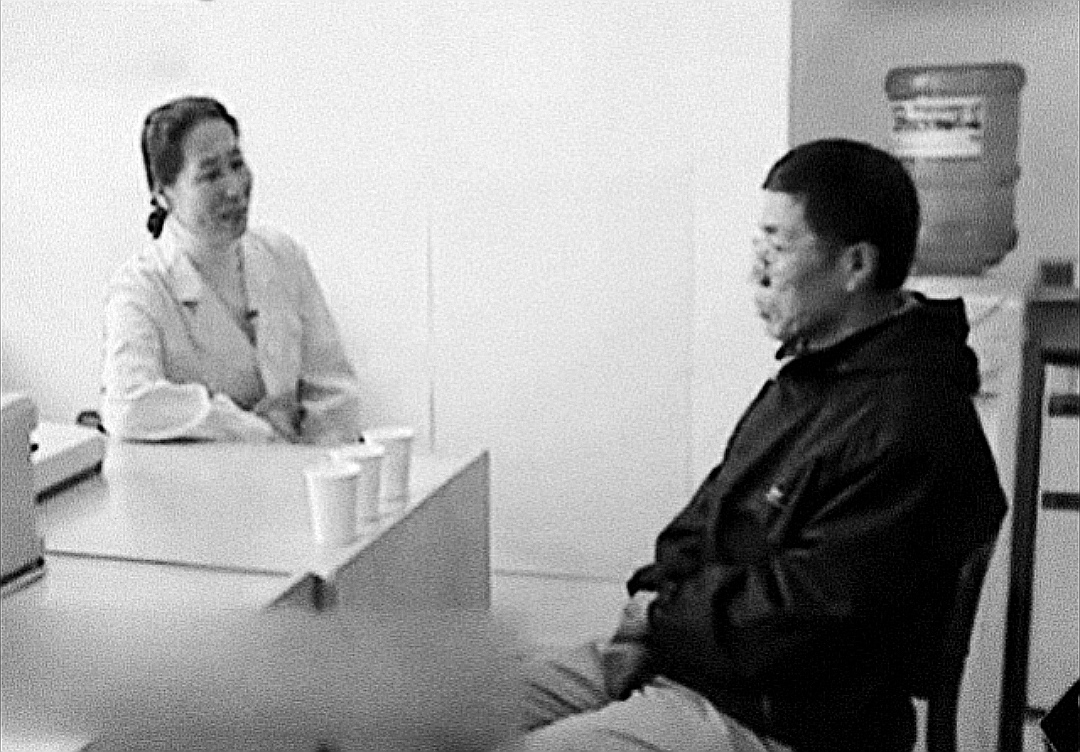 2000年，老汉移植小伙心脏性情大变，疯狂作诗99首，做梦被人追杀