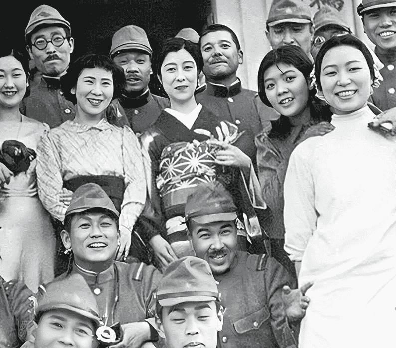 【晚清*楼青**旧影】女子丰乳肥臀，媚态撩人，风姿依旧！