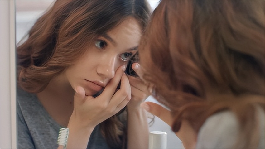 长期戴隐形眼镜会导致眼球浑浊,失明后的眼睛黑眼珠变白怎么办