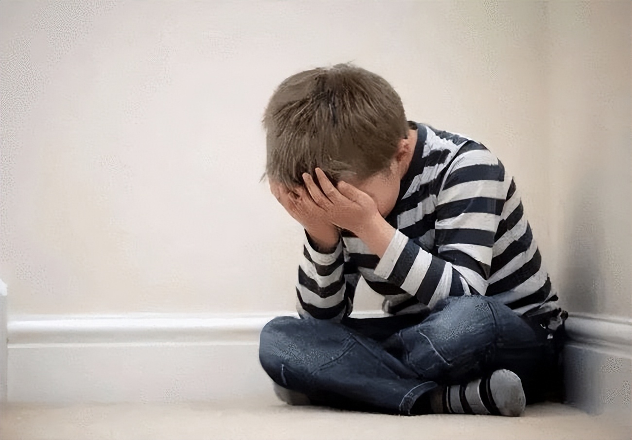 校园霸凌被家长暴打,儿子遇校园霸凌遭群欧辱骂