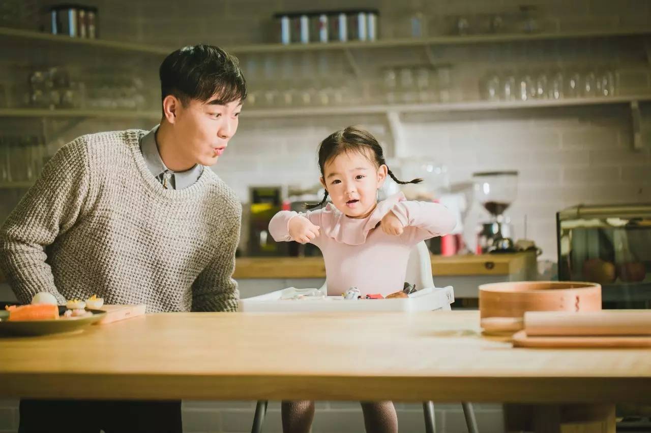 为啥女儿喜欢粘着准爸爸,女孩为啥老黏着爸爸