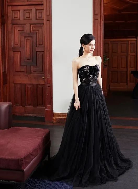 90后女孩子靠自己赚钱,90后女生不花一分钱净赚300万