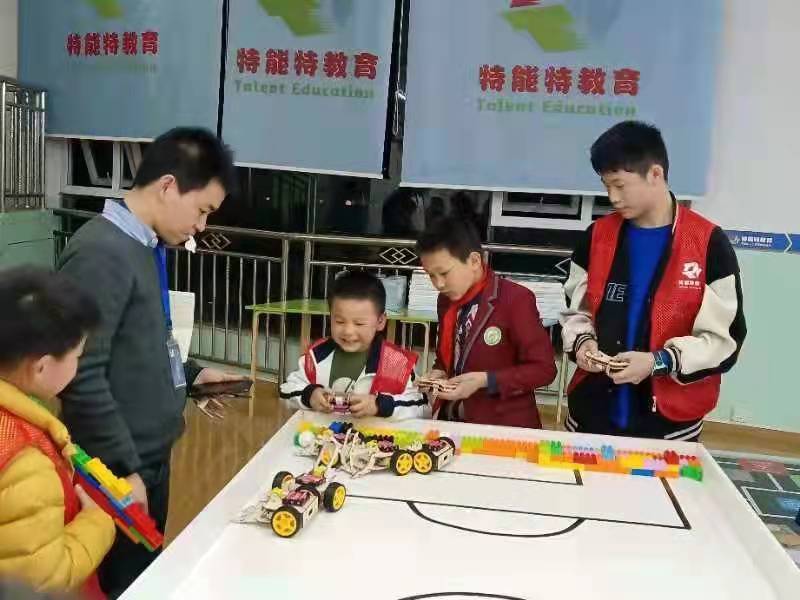 巴*特中**能特教育举行少儿机器人足球大赛