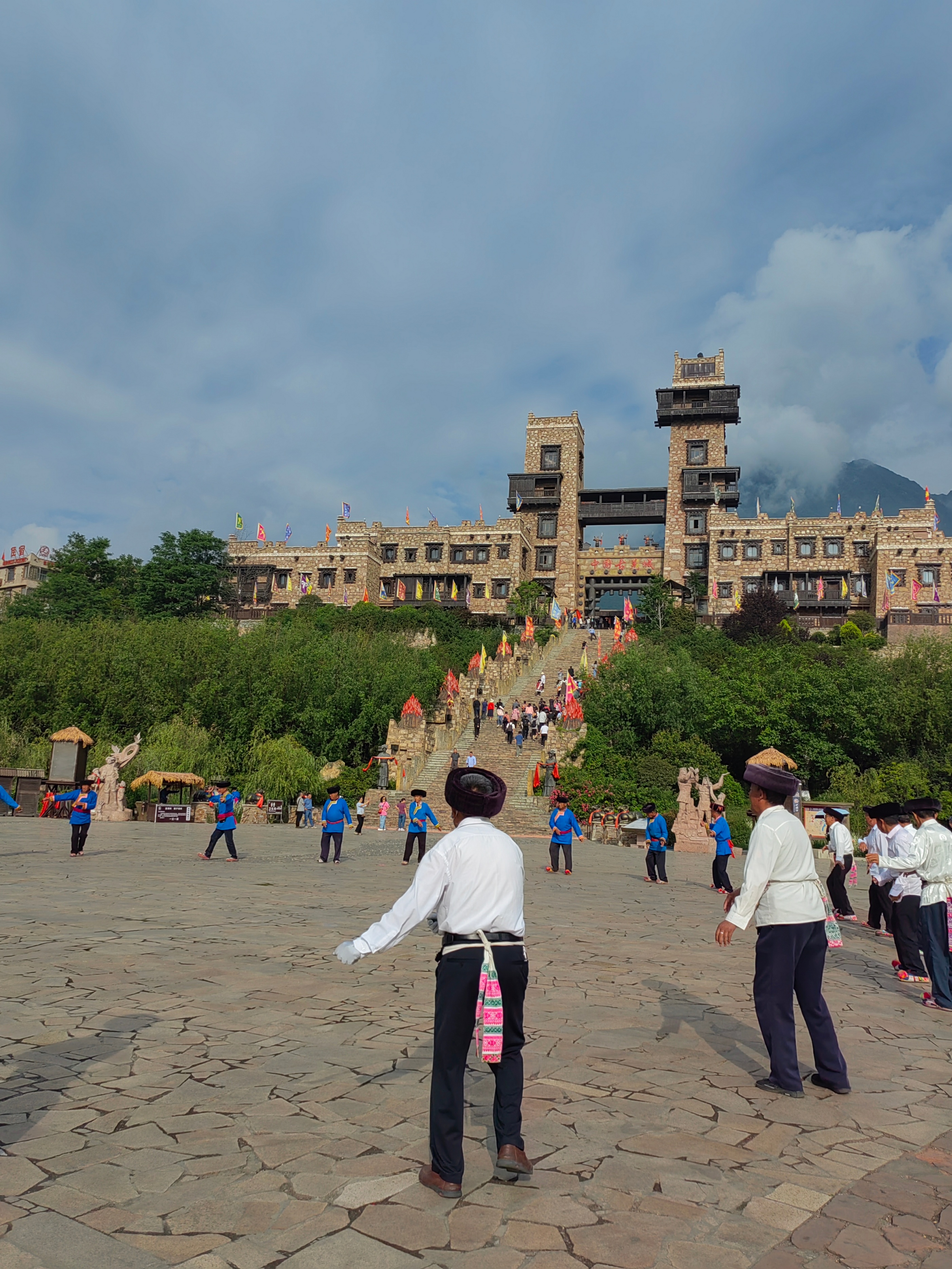 羌族云朵上的舞者,歌曲云朵上的羌族